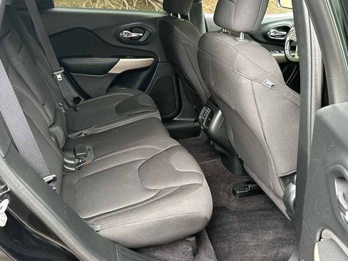 Used 2017 Jeep Cherokee Latitude w/ Cold Weather Group AWD/4WD image 19
