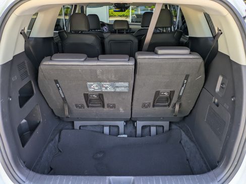 Used 2024 Kia Carnival LX FWD image 13