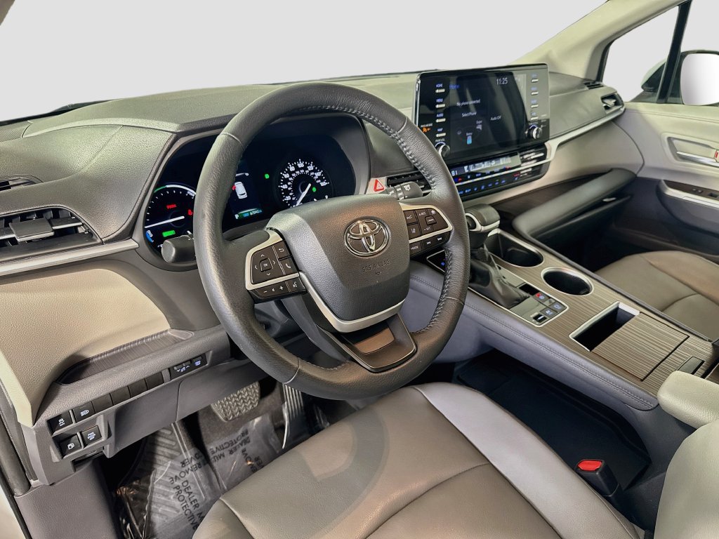 Used 2023 Toyota Sienna XLE AWD/4WD image 19