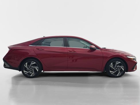 Used 2024 Hyundai Elantra Limited image 2