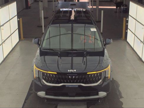 Used 2025 Kia Carnival FWD image 8