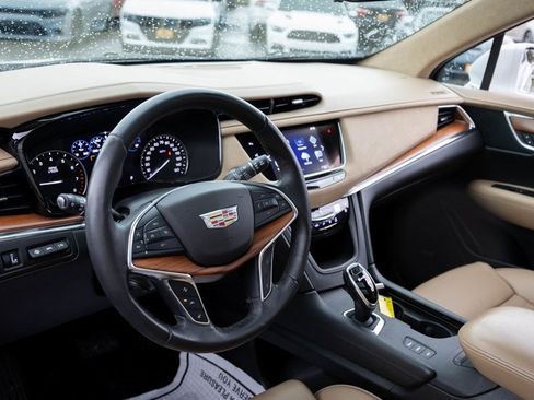 Used 2017 Cadillac XT5 Platinum w/ Driver Assist Package image 2