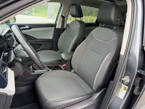 Used 2023 Volkswagen Taos SE w/ Panoramic Sunroof Package FWD image 5