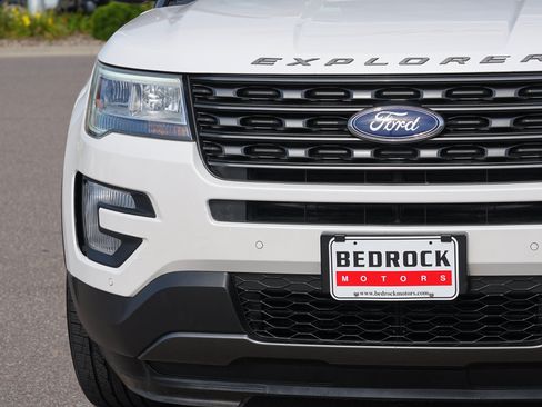 Used 2017 Ford Explorer XLT w/ Equipment Group 202A FWD image 9