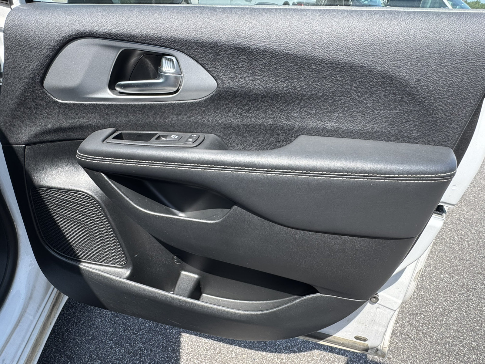 Used 2025 Chrysler Pacifica Limited FWD image 17