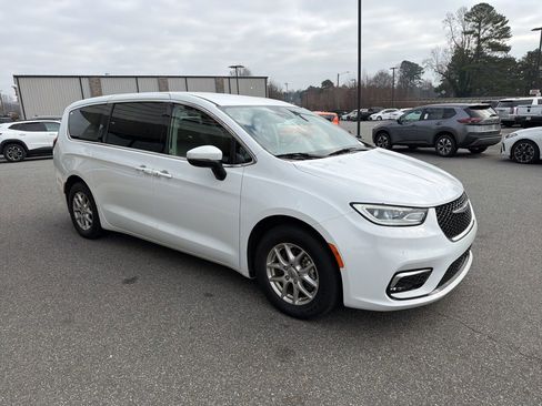 Used 2023 Chrysler Pacifica Touring-L image 8