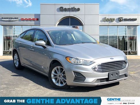 Used 2020 Ford Fusion SE image 1