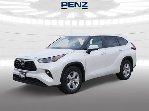 Used 2024 Toyota Highlander LE image 3