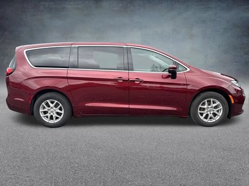 Used 2023 Chrysler Pacifica Touring-L FWD image 8