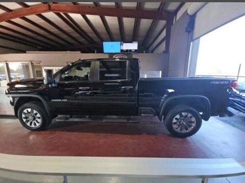 Used 2025 Chevrolet Silverado 2500 Custom w/ Custom Value Package image 8