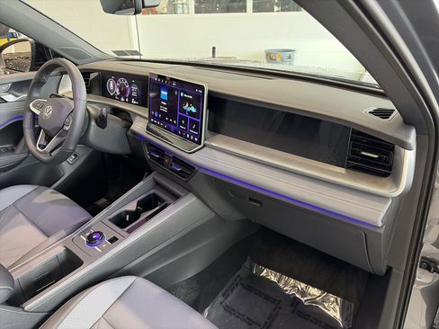 Used 2025 Volkswagen Tiguan SE R-Line image 37