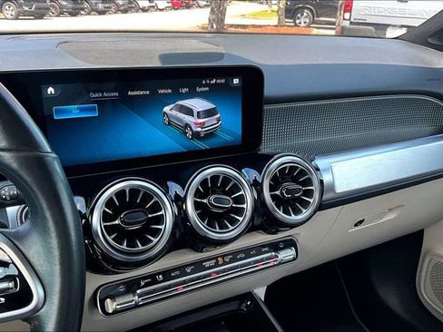 Used 2022 Mercedes-Benz GLB 250 w/ Premium Package Lite image 22