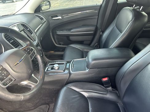 Used 2018 Chrysler 300 Touring L RWD image 9