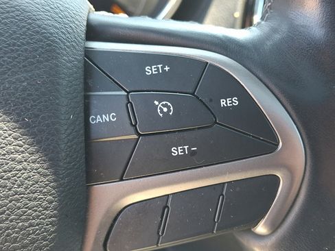 Used 2020 Jeep Grand Cherokee Overland AWD/4WD image 24
