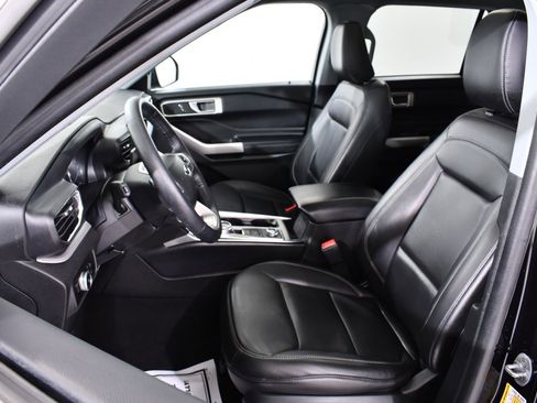 Used 2023 Ford Explorer XLT w/ Equipment Group 202A image 6