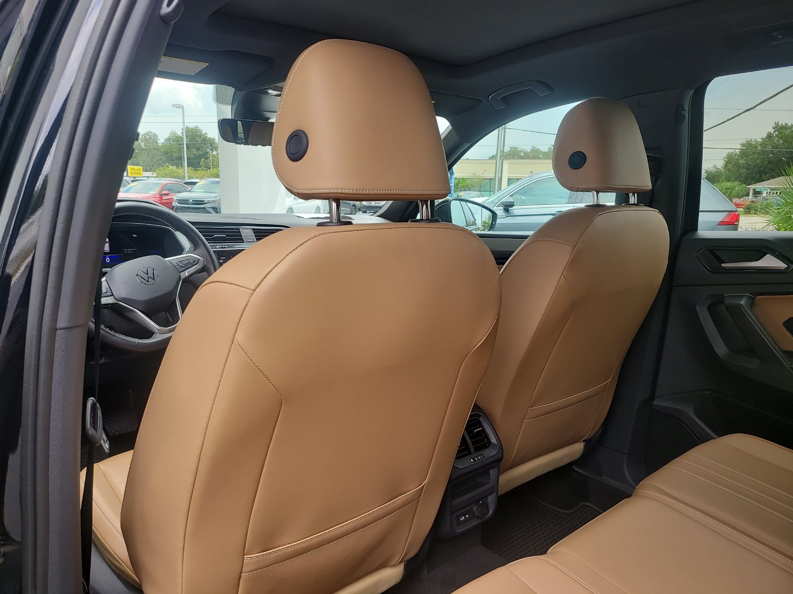 Used 2024 Volkswagen Tiguan SE w/ Panoramic Sunroof Package FWD image 11