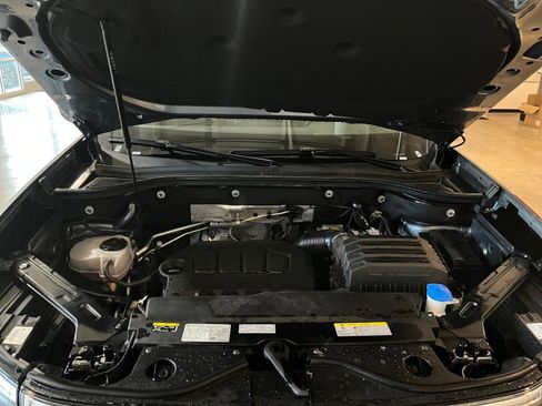 Used 2025 Volkswagen Atlas Cross Sport SE image 33