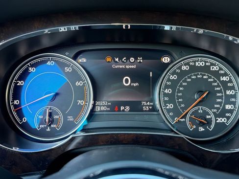 Used 2018 Bentley Bentayga image 18