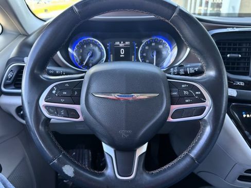 Used 2017 Chrysler Pacifica Touring-L FWD image 26