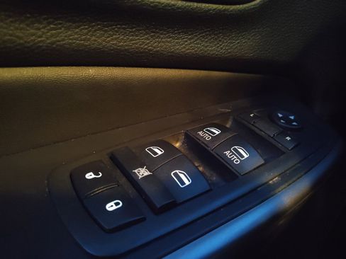 Used 2019 Jeep Cherokee Limited FWD image 27