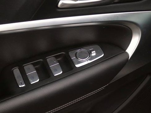 Used 2025 Genesis G70 2.5T image 11