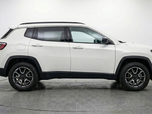 Used 2025 Jeep Compass Trailhawk image 11