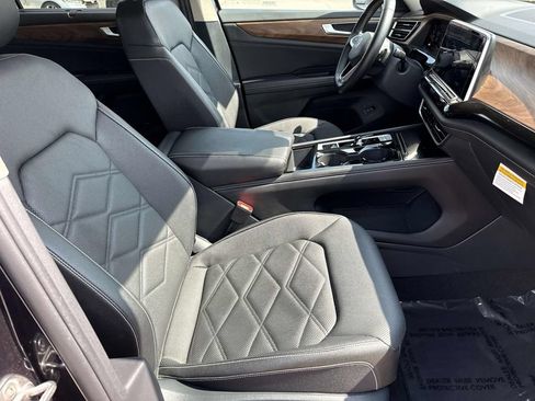Used 2025 Volkswagen Atlas SE FWD image 11
