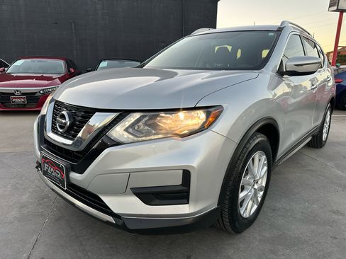 Used 2017 Nissan Rogue SV image 3