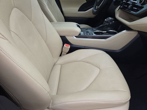 Used 2023 Toyota Highlander Limited FWD image 22