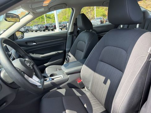 Used 2025 Nissan Altima 2.5 SV image 9