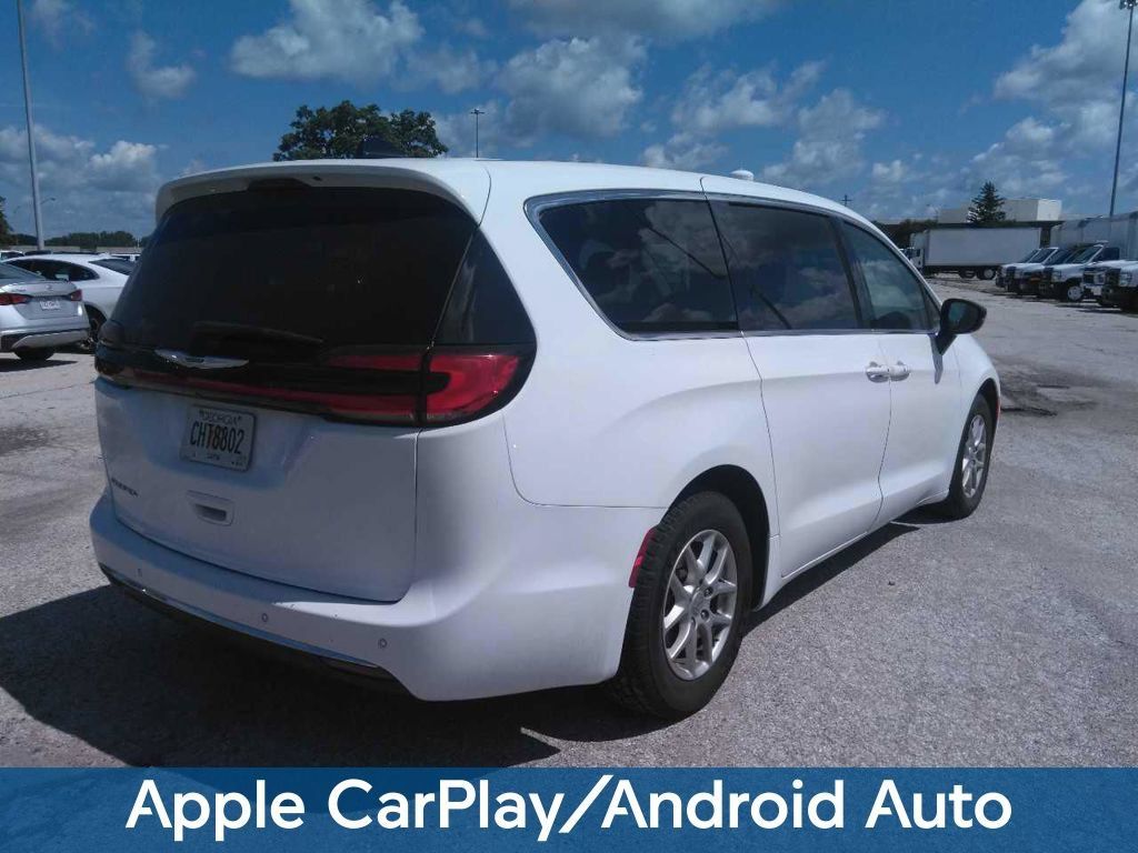 Used 2024 Chrysler Pacifica Touring-L FWD image 7