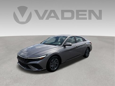 Used 2024 Hyundai Elantra SEL FWD image 1