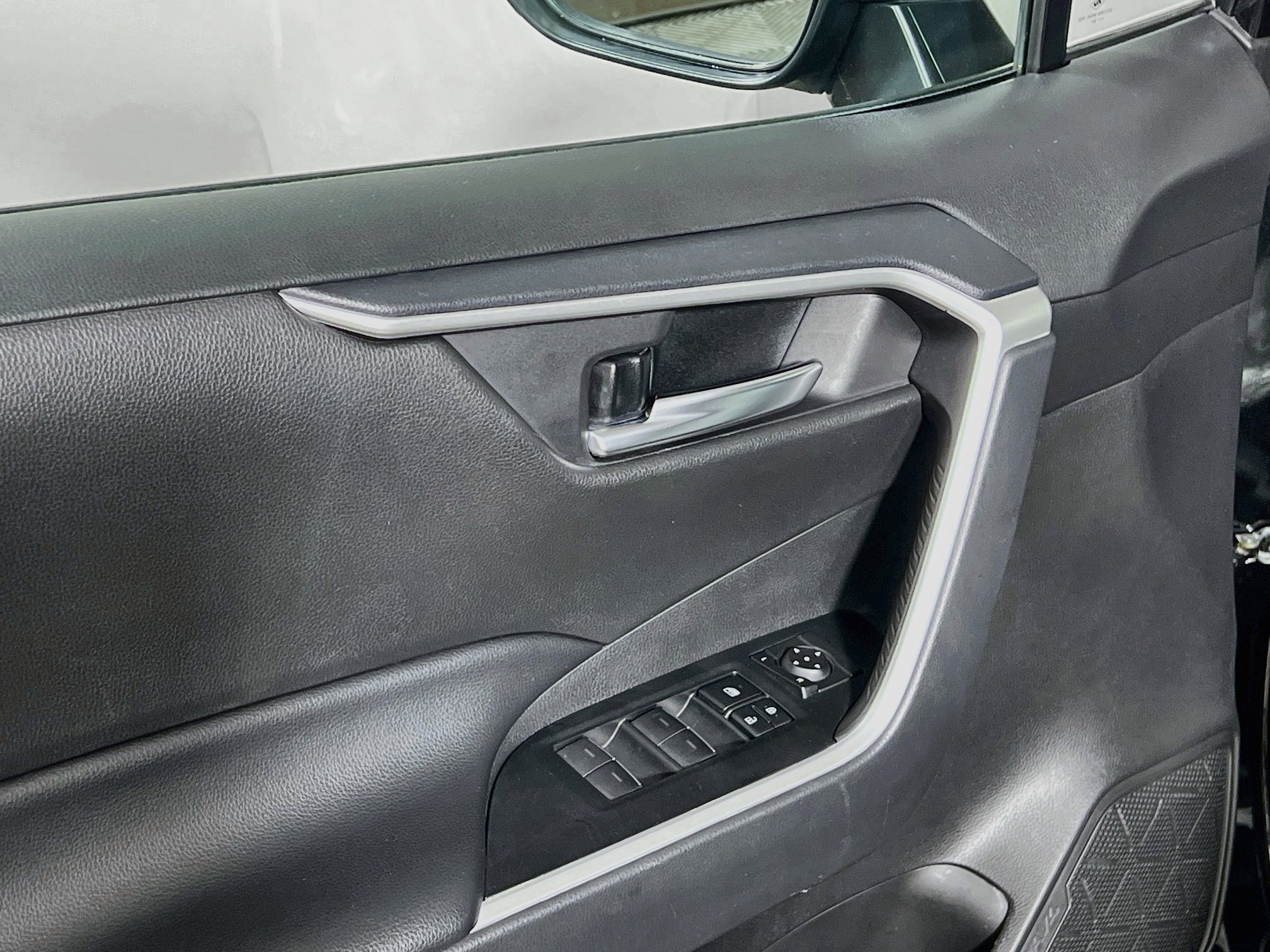 Used 2025 Toyota RAV4 XLE FWD image 17