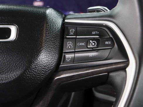 Used 2023 Jeep Grand Cherokee Limited w/ Black Appearance Package AWD/4WD image 14