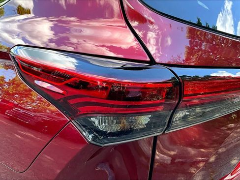 Used 2022 Toyota Highlander XLE AWD/4WD image 27