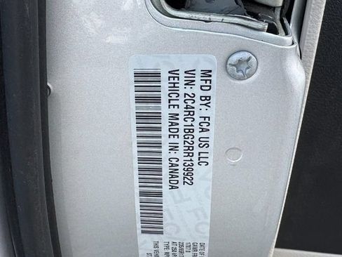 Used 2024 Chrysler Pacifica Touring-L FWD image 32
