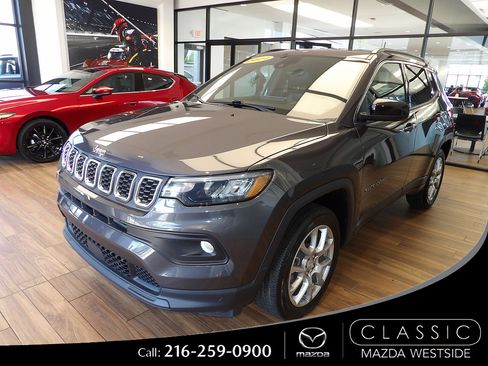 Used 2024 Jeep Compass Latitude AWD/4WD image 1