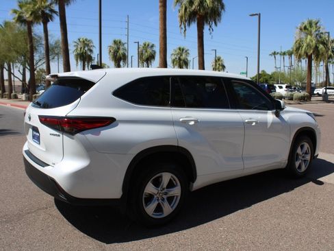 Used 2022 Toyota Highlander LE AWD/4WD image 9