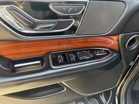 Used 2018 Lincoln Navigator Select w/ Technology Package AWD/4WD image 21