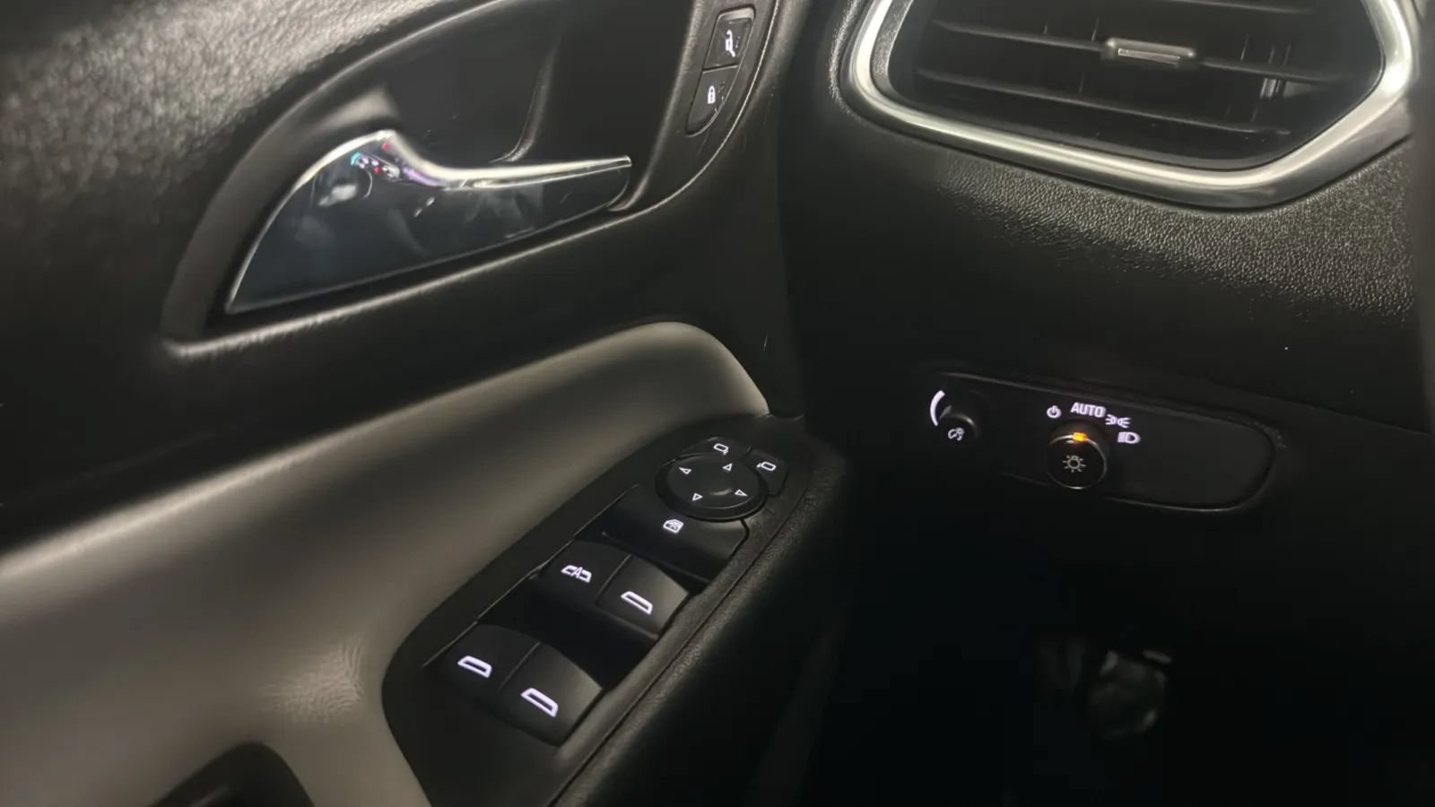 Used 2022 Chevrolet Equinox LS w/ LS Convenience Package FWD image 16