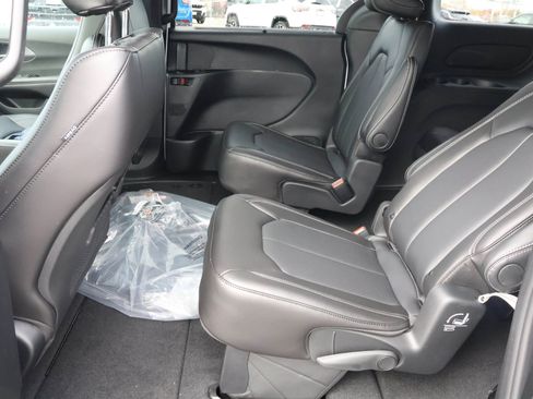 New 2026 Chrysler Pacifica Select image 14