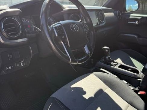 Used 2021 Toyota Tacoma TRD Off-Road w/ TRD Premium Off Road Package AWD/4WD image 12