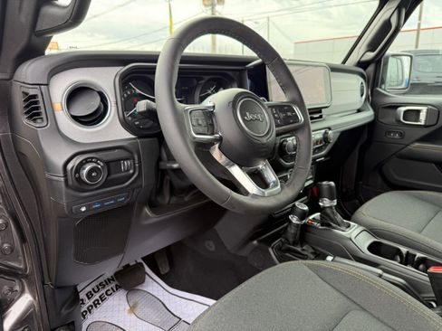 Used 2025 Jeep Wrangler Unlimited Sahara AWD/4WD image 15