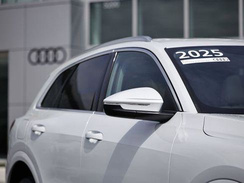 Certified 2025 Audi Q5 Premium image 3