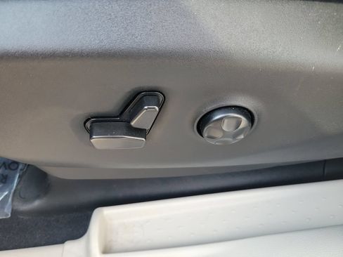 Used 2022 Chrysler Voyager LX FWD image 15