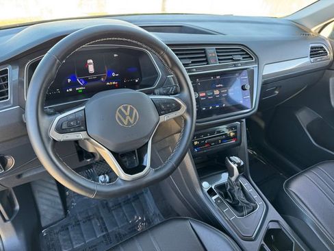Used 2024 Volkswagen Tiguan SE FWD image 3