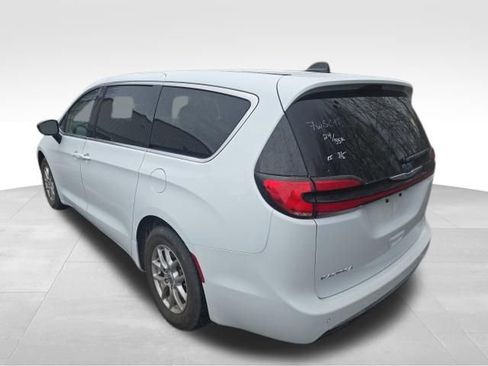 Used 2024 Chrysler Pacifica Touring-L image 4