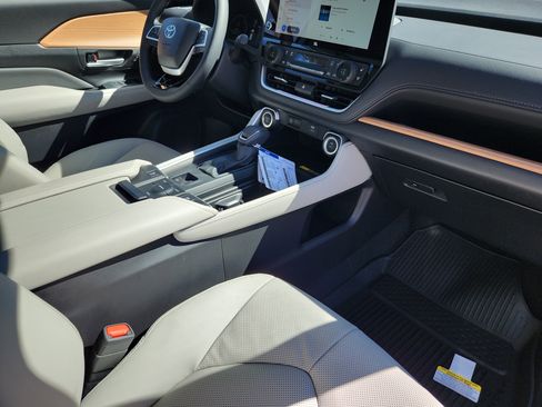 New 2026 Toyota Grand Highlander Limited image 13