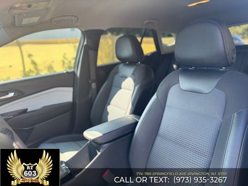 Used 2025 Chevrolet Trax LT FWD image 17