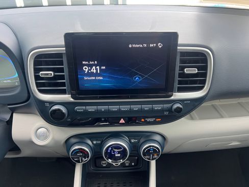 Used 2025 Hyundai Venue Limited FWD image 20